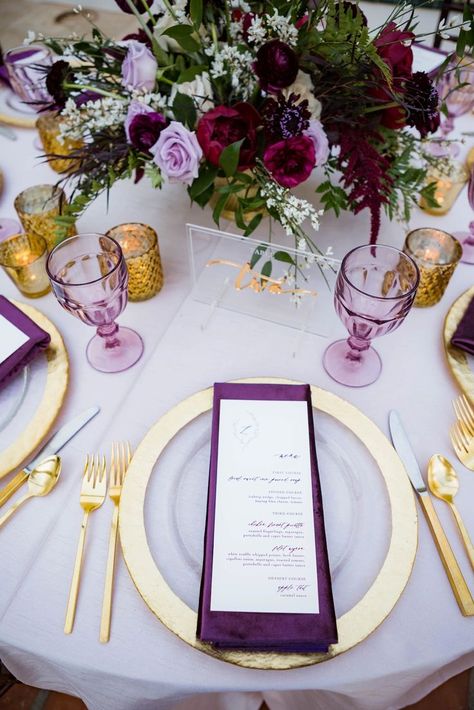 Purple And Gold Dinner Party, Lavender And Red Wedding, Lavender Gold Wedding, Purple And Red Wedding, Red Purple Wedding, Purple Table Settings, Purple Decorations, Wedding Schemes, Lavender And Red