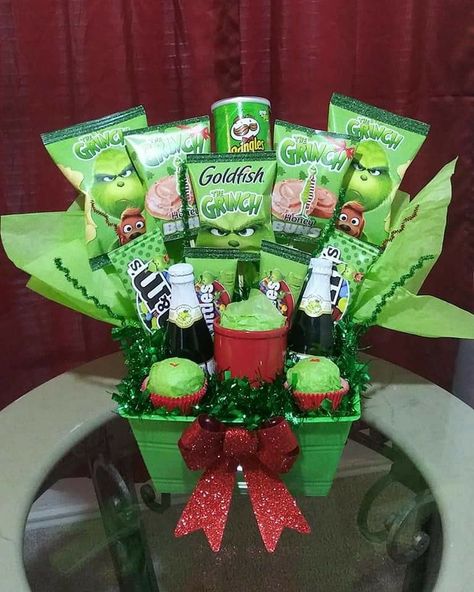 Grinch Theme Gift Basket, Green Birthday Gift Baskets, Grinch Christmas Basket Ideas, Grinch Basket Ideas, Grinch Gift Basket, Green Gift Basket Ideas, Cake Gift Basket, Grinch Stuff, Green Snacks