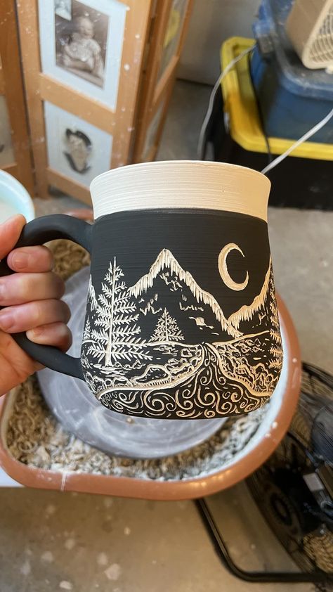 Mountain Carving Pottery, Carved Designs On Pottery, Mug Sgraffito, Ceramic Mug Carving, Sgraffito Mountains, Scrifito Ceramics, Pottery Scraffito Ideas, Scraffito Mug, Pottery Scraffito Patterns