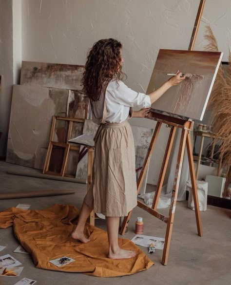 Woman Artist Painting, Painter Photography, Printing Workshop, Woman Artist, Artsy Photography, Art Studio Room, Artsy Photos, Art Studio At Home, Artist Aesthetic