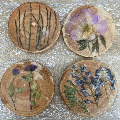 Pressed Flower Coasters Diy, Dried Flowers On Wood, Dried Flower Magnets, Diy Pressed Flower Art Craft Ideas, Modge Podge On Wood, Mod Podge On Wood, Dried Flowers Crafts, 4h Projects, Flowers To Go