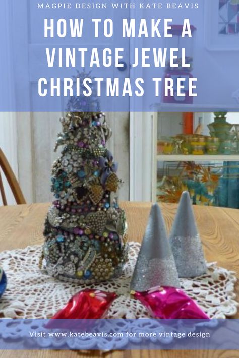 Jewel Christmas Tree, Jewelry Tree Craft, Jewelry Tree Diy, Jewel Christmas, Christmas Tress, Christmas Gift Inspiration, Jeweled Christmas Trees, Vintage Christmas Crafts, Jeweled Christmas