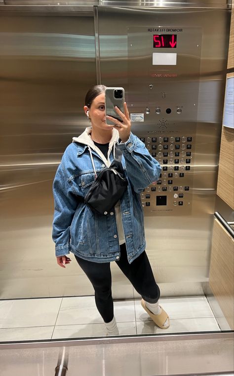 Oversized Fall Jacket, Jean Jacket Sweater Outfit, Oversized Blue Jean Jacket Outfits, Jean Jacket Over Hoodie Outfit, Jean Jacket Hoodie Outfit Women, Long Black Denim Jacket Outfit, How To Style Oversized Jean Jacket, Denim Jacket And Hoodie Outfit, Denim Jacket Over Hoodie