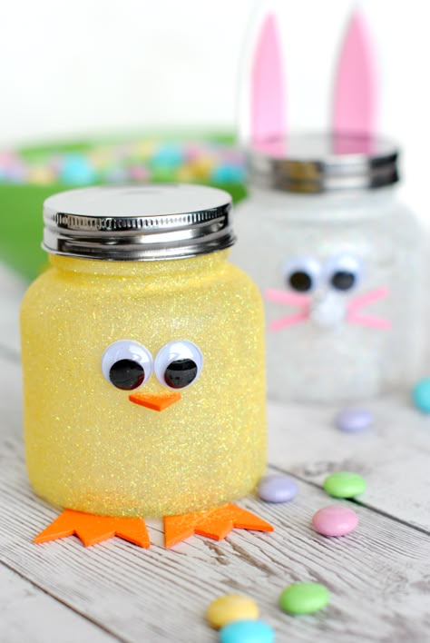 Make these cute and easy Easter candy jars for a fun craft project with the kids or as a cute gift at Easter. Easter Mason Jar Crafts, Påskeaktiviteter For Barn, Baby Jars, Baby Food Jar Crafts, Easter Mason Jars, Easy Easter Crafts, Baby Food Jars, Easter Projects, Easter Crafts Diy