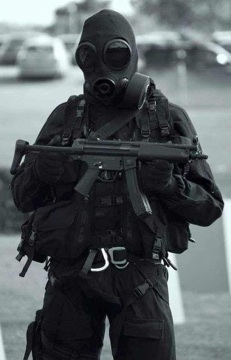 British SAS is listed (or ranked) 1 on the list 28 Hardcore Photos of Special Forces from Around the World Sas Special Forces, Ghost Soldiers, Special Air Service, Special Forces Gear, Military Wallpaper, British Armed Forces, Military Special Forces, Special Force, Military Soldiers