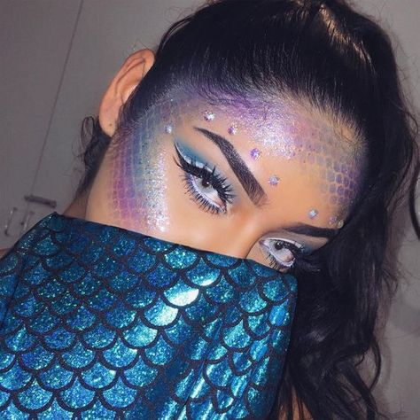 Here are 101 killer Halloween makeup ideas that require just your cosmetic stash and a little patience. Mermaid Makeup Halloween, Fantasy Make-up, Halloweenský Makeup, Halloween Make-up Looks, Make Up Foundation, Mermaid Halloween, Linda Hallberg, Rave Makeup, Halloween Tattoo