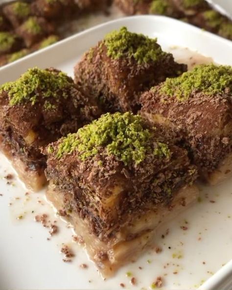 Sunum sever🍰🍫 Fotoğraf sever📷 on Instagram: "SOĞUK BAKLAVA 🍫 Beğeni ve kaydet butonu çöksün 😍👍🏼 videoyu sonuna kadar izleyin çıtırtıyı duydunuz mu ? 🤤 bu tarif kaçmaz👌🏼yapılışı için sola kaydırın 👈🏼 Malzemeler; 800 gram baklavalık yufka (1 paket), 250 gram tereyağı, 1 küçük çay bardağı sıvıyağ, Arası için; Dövülmüş fındık ve Antepfıstığı (Cevizde olur) Süt şerbeti için; 1 litre süt, 3,5 su bardağı şeker, 1 paket vanilya. Üzeri için; Kakao, 1 paket sütlü rendelenmiş çikolata, Toz Ante Baklava, Food And Drink, Instagram Profile, Yummy Food, On Instagram, Instagram