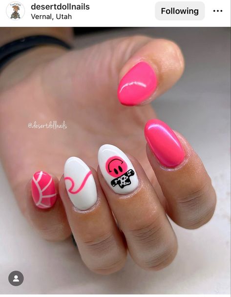 Nail Designs Cow Print Pink, Western Nails Hot Pink, Costal Cowgirl Nails, Fair Nail Ideas, Lainey Wilson Nails, Nail Simple Art, Country Themed Nails, Country Festival Nails, Cowboy Hat Nails