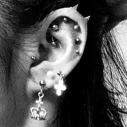 Japanese Piercings, Goth Earrings Aesthetic, Punk Piercings Aesthetic, Douyin Aesthetic, Grunge Piercings, Alt Earrings, Ear Piercings Punk, Alt Piercings, Alt Ear Piercings Aesthetic