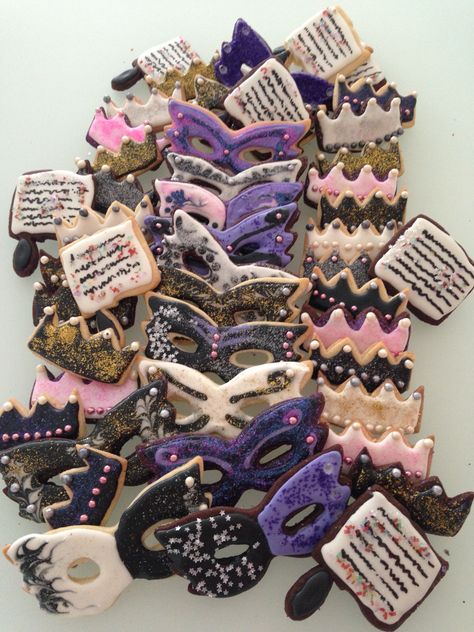 Purim Aesthetic, Purim Decorations, Purim Cookies, Food Motion, Biscuit Decorating, Purim Party, Iced Biscuits, Masquerade Party, Entertaining Ideas