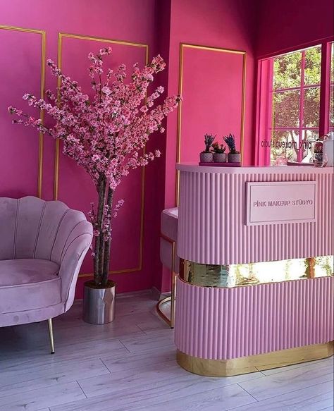 Pink Salon Decor, Pink Beauty Room, Salon Decor Studio, Salon Decor Ideas, Makeup Studio Decor, Pink Salon, Nail Room Ideas, Bakery Design Interior, Hair Salon Interior