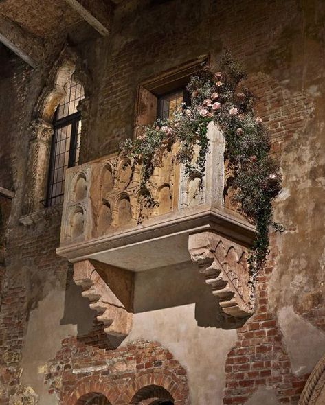 Romeo And Juliet Balcony, Romeo Montague, Romeo Ve Juliet, Juliet Capulet, Twelve Dancing Princesses, Juliet Balcony, Princess And The Pauper, Romeo And Juliet, Most Romantic