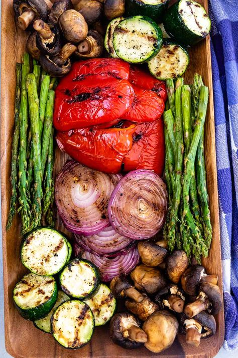 Grilled Fruits, Best Grilled Vegetables, Vegan Grilling Recipes, Grilled Romaine Salad, Grilled Vegetable Recipes, Summer Bbq Recipes, Vegan Grilling, Summer Vegetables, Grilled Dinner