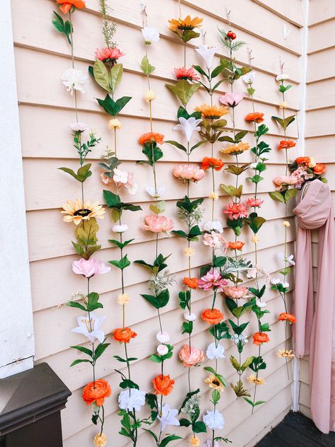 Garden Photo Booth Ideas, Simple Picture Backdrop, College Backdrop Ideas, Hoco Photo Backdrop Ideas, Flower Wall Graduation Party, Grad Party Photo Backdrop Ideas, Flower Picture Backdrop, Flower Photo Booth Backdrop, Graduation Photo Wall Backdrop