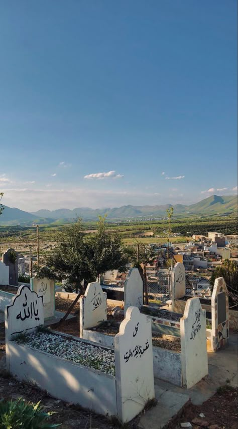 Qabar Pic, Grave Pics, Muslim Grave Pics, Beautiful Graveyard, Islamic Grave Photography, Amman Jordan Travel, Muslim Cemetery, Printable Islamic Art, Lovecore Aesthetic