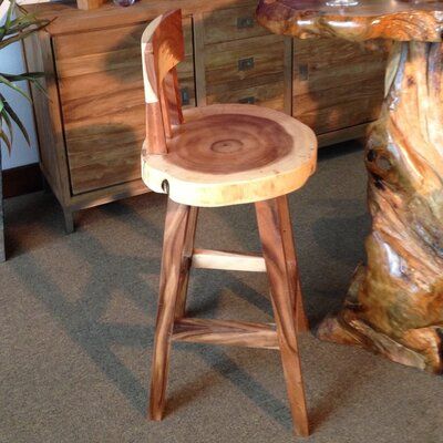 Chain Saw Furniture, Log Furniture Diy Cool Ideas, Chainsaw Log Furniture, Live Edge Wood Bar Stools, Chaise Bar Palette, Cabin Wood Furniture, Rustic Restaurant Furniture, Rustic Log Furniture Kitchen, Barn Wedding Furniture