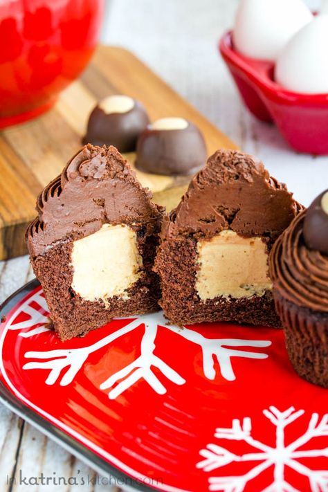 Peanut Butter Filled Chocolate Cupcakes (filled with peanut butter mousse) Buckeye Cupcakes, Filled Chocolate Cupcakes, Cupcakes Amor, Chocolate Cupcakes Filled, Cupcakes Filled, Peanut Butter Mousse, Cupcakes Recipes, Brownie Cupcakes, Cupcake Recipes Chocolate