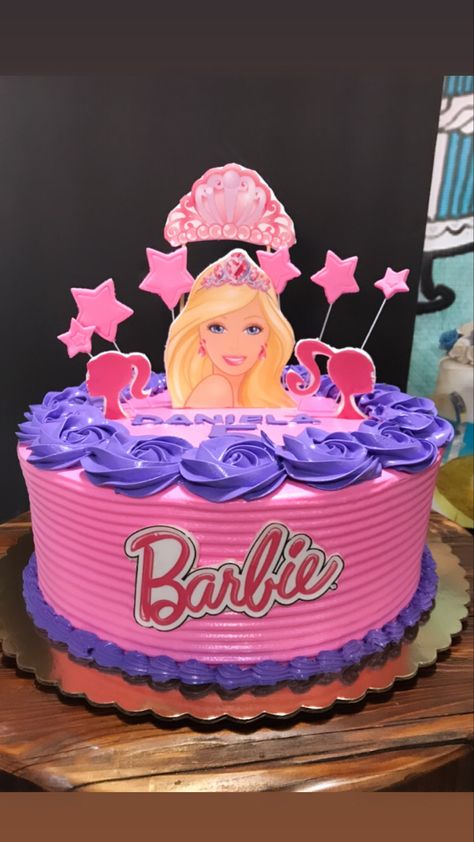 Pink And Purple Barbie Cake, Barbie Cake Buttercream, Barbie Buttercream Cake, Barbie Cake Birthday, Graduation Barbie, Barbie Cake Designs, Purple Cakes Birthday, Barbie Birthday Cake, Cupcakes Wedding