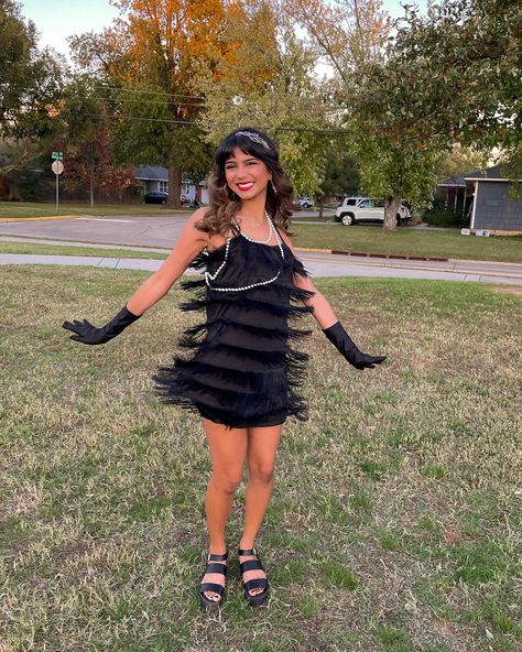 Flapper Dress Halloween, 1920’s Flapper Costume, Modest Flapper Costume, Flapper And Rapper Costume, Cute Flapper Costume, Halloween Costume 1920s, Charleston Halloween Costumes, Flapper Girl Costumes Halloween, Flapper Girls Halloween Costume