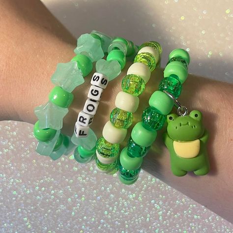 Kandi Axolotl, Pony Bracelets Ideas, Bracelet Ideas Pony Beads, Alien Kandi, Kandi Singles, Glow In The Dark Beads, Rave Bracelets, Pulseras Kandi, Kandi Inspo