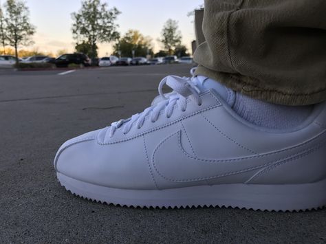 Tenis Nike Cortez, Nike Cortez Outfit Men, Nike Cortez White, Mens Dress Shoes Guide, Shoes Guide, Tenis Nike, Swag Shoes, Men's Footwear, Mens Dress