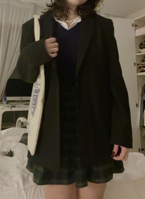 Old Academia Outfit, School Aesthetic Dark Academia, School Romanticizing, Romanticize School, Dark Academia Clothes, Academia Aesthetic Outfit, Academia Clothes, Dark Academia Outfits, Dark Academia Style