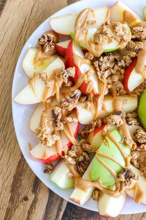 Apple Nachos Peanut Butter, Chocolate Peanut Butter Granola, Apple Nachos Recipe, Honey Snacks, Honey Peanut Butter, Apple Nachos, Apple Snacks, Healthy Snacks To Make, Peanut Butter Snacks