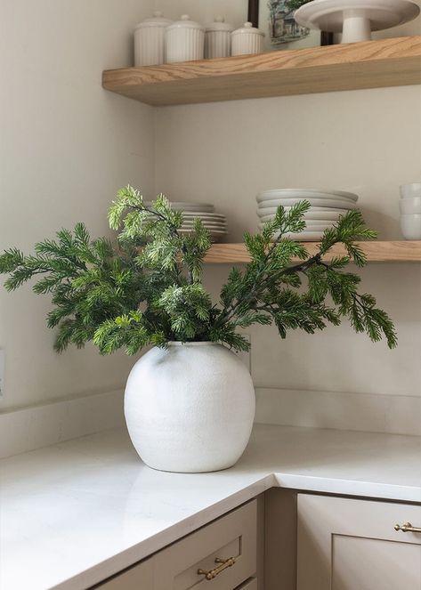 Minimalist Holiday Decor, Home Decor Ideas Kitchen, Decor Ideas Kitchen, Christmas Vases, Scandinavian Christmas Decorations, Decor Ideas Bedroom, Neutral Christmas Decor, Modern Christmas Decor, Christmas Decor Inspiration