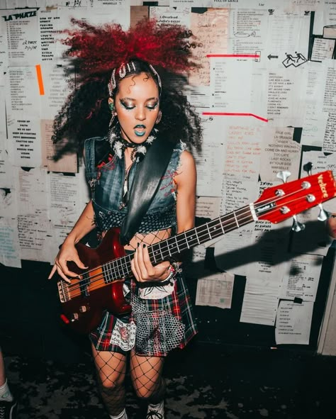 Black Punk Fashion, Colorful Punk Fashion, Bassist Outfit, Black Punk Hairstyles, Punk Poses Reference, Afro Goth Women, 80s Punk Outfits, Punk Black Women, Afropunk Hairstyles