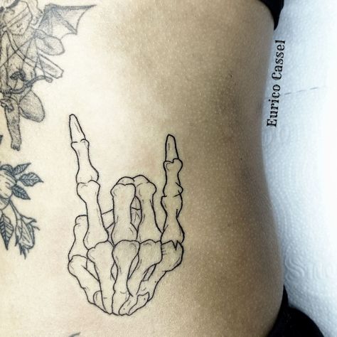 Tatuagem #rocknroll American Traditional Rock And Roll Tattoos, Tattoo Ideas Rock And Roll, Punk Rock Tattoos For Men, Skeleton Hand Rock On Tattoo, Glam Rock Tattoo, Rock Symbol Tattoo, 80s Rock Tattoo Ideas, Punk Rock Tattoo Ideas, Rock N Roll Hand Tattoo