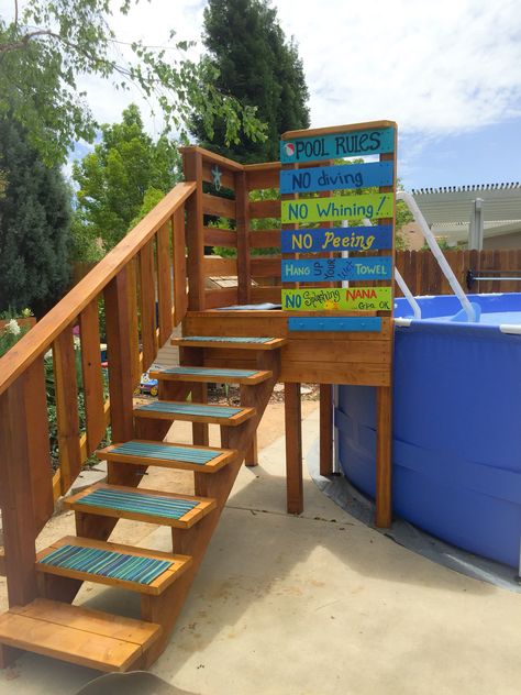 Above ground pool entry deck. With towel rack and storage hooks. Pallet Pool, Pool Deck Plans, Pool Storage, Best Above Ground Pool, Swimming Pool Decks, Pool Hacks, Swimming Pool Landscaping, Railing Ideas, Pool Steps