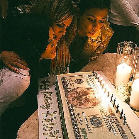 Celebrity Birthday Cakes With Their Faces on Them Dollar Bill Cake, Kylie Jenner Khloe Kardashian, Khlo Money, Money King, Happy Birthday Dj, 19th Birthday Cakes, Celebrity Birthday, 20th Birthday Party, Kylie Jenner Instagram