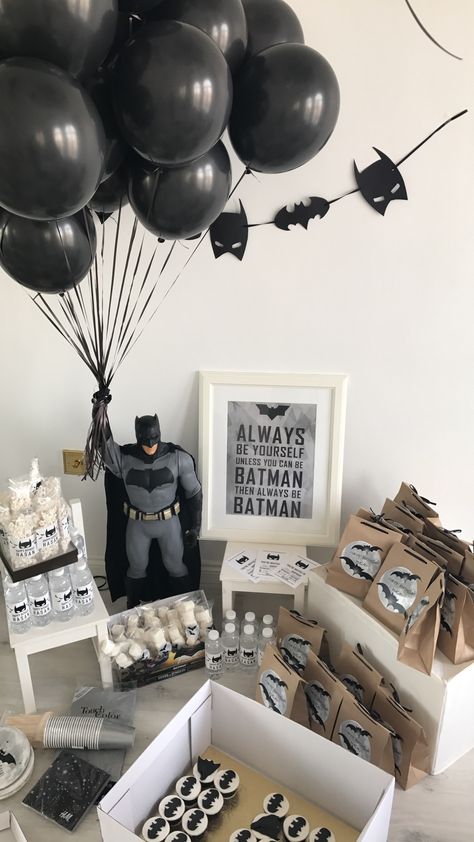 Batman Bday Party Ideas, Batman Birthday Party For Adults, Batman 2nd Birthday Party, Batman Vs Superman Birthday Party, Batman Party Ideas Decoration, First Birthday Batman Theme, Batman Birthday Party Ideas Decoration, Batman 4th Birthday Party, Batman First Birthday Party