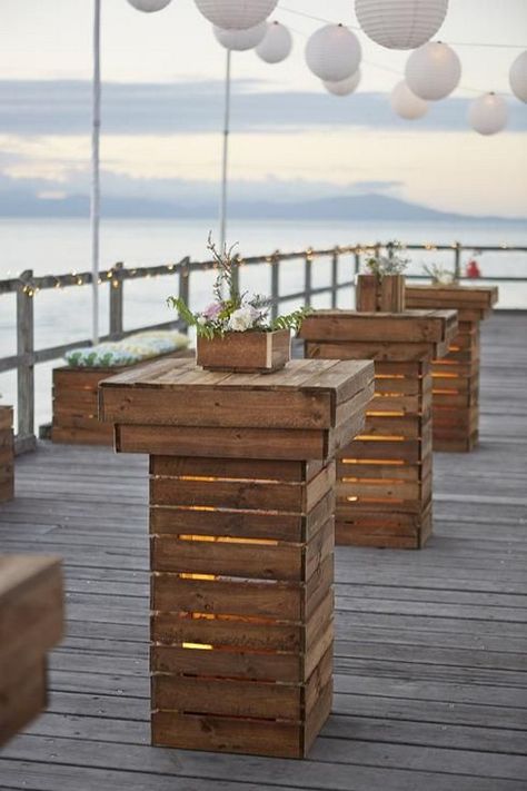 rustic wooden pallet bench seats / http://www.himisspuff.com/rustic-wood-pallet-wedding-ideas/8/ Pallet Wedding, Pallet Bar, Pallet Bench, Super Party, Wooden Pallet Projects, Pallet Outdoor, Pallet Furniture Outdoor, Ideas Garden, Diy Pallet Projects