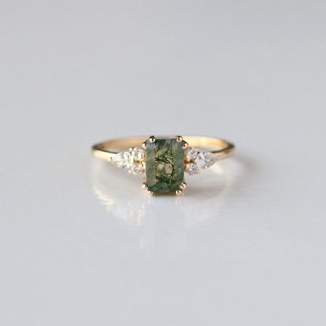 Pear Moss Agate Engagement Ring, Artsy Engagement Rings, Green Wedding Rings, Unconventional Engagement Rings, Colored Stone Engagement Rings, Traditional Wedding Rings, Solitaire Wedding Ring, Pear Diamond Rings, Green Sapphire Ring