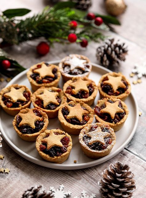 Gluten Free Mince Pies, Vegan Mince Pies, Christmas Food Photography, Vegan Xmas, Mince Pie Recipe, Vegan Christmas Dinner, Mince Pies Christmas, Vegan Christmas Recipes, Dried Fruit Mix