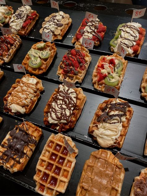 Waffles In Belgium, Waffles Flavors, Brussel Waffles, Waffle Flavors, Waffles With Nutella, Brussels Waffles, Belgium Waffle Recipe, Brussels Food, Waffles With Chocolate