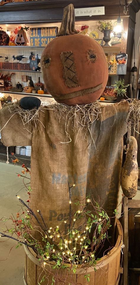 Primitive Fall Decorating Ideas, Burlap Scarecrow, Primitive Fall Decorating, Primitive Fall Crafts, Harvest Thyme, Harvest Art, Primitive Scarecrows, Halloween Furniture, Primitive Fall Decor