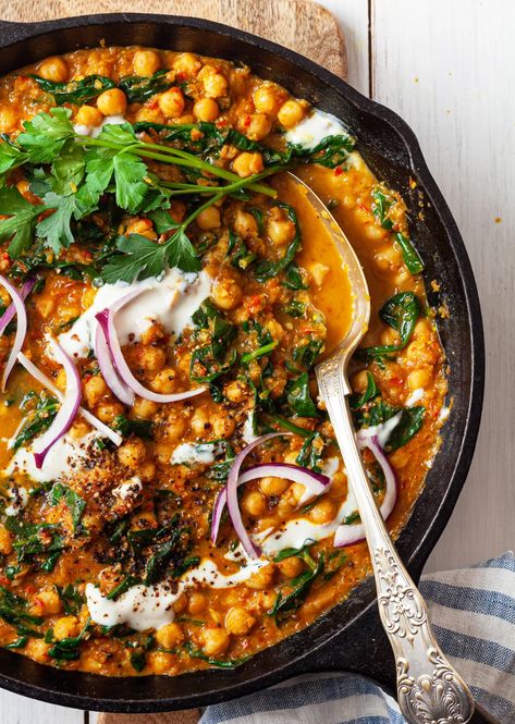 Spinach + Chickpea Curry - SO VEGAN Chickpea And Spinach, Chickpea And Spinach Curry, Chicken Chickpea, Aip Paleo Recipes, Tomato Curry, Spinach Curry, Vegan Entree, Chickpea Curry, Chicken Tikka Masala