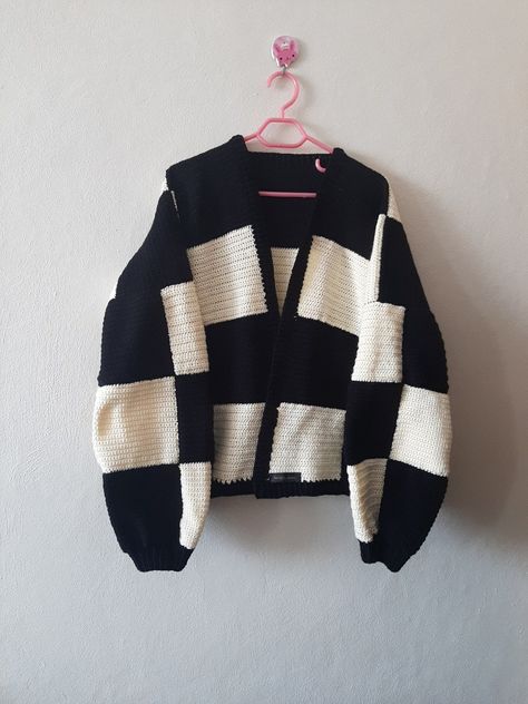 Pola Kardigan, Pola Sweater, Dik Vest, Checkered Sweater, Black And White Cardigans, Cardigan Design, Outfit Red, Joggers Outfit, Colored Cardigans