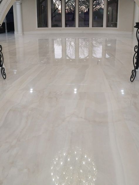 Luxury Tile Floor, Bedroom Floor Tiles, Room Tiles Design, Floor Tub, Modern Floor Tiles, Gorgeous Living Room, Marble Flooring Design, Tile Floor Living Room, Tiles Designs