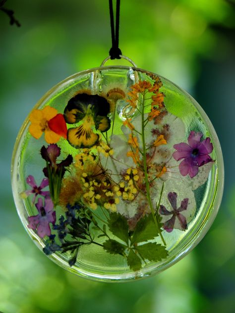 Casting Flowers In Resin: what to do and what not to do. Diy Resin Flowers, Preserving Flowers, Preserve Flowers, Suncatcher Diy, Dried Flowers Diy, Flowers In Resin, Pressed Flower Crafts, Flower Resin Jewelry, Resin Crafts Tutorial