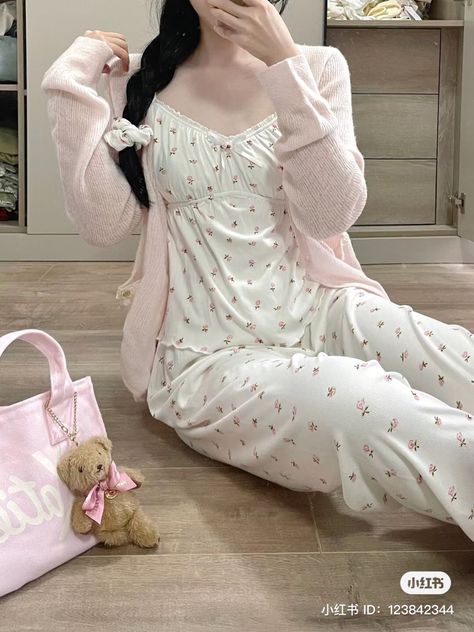 Sleeping Aesthetic Outfits, Couqutte Pajamas, Cute Outfits For Home, Pink Pajamas Aesthetic, Cute Pajamas Aesthetic, Cool Pyjamas, Pijama Aesthetic, Pajama Aesthetic, Pj Aesthetic