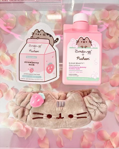 🍓super cute #pusheen pic dump 💗 @thecremeshop #pusheencat #thecremeshop #unboxing #glamroom #pinkaesthetic #kawaii Pusheen Skincare, Cute Pusheen, Pusheen Room, Pusheen Merchandise, Hello Kitty Room Decor, Cat Skin, Pusheen Cute, Hello Kitty Merchandise, Hello Kitty Rooms