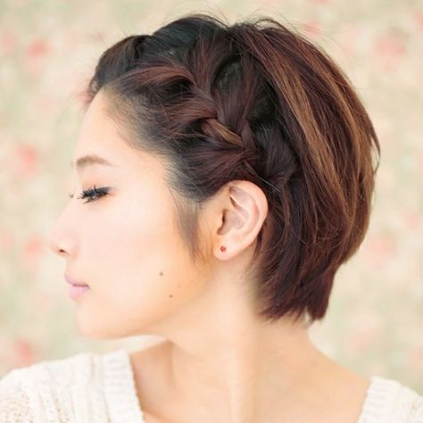 Front French Braid. Keep hair out of your face by braiding the front section of hair and bobby pin it behind your ear Formal Short Hair Ideas, Keep Short Hair Off Face, Bob Hair Styling Ideas, Braid Bob, Braided Bob, Braids Bob, Fantastic Hairstyles, Natural Hair Haircuts, Natural Hair Blowout