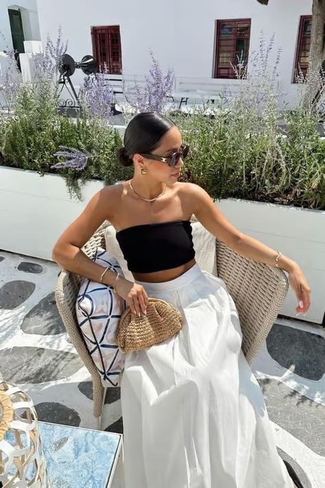 These Are The Mykonos Outfits We Are Wearing This Summer - CLOSS FASHION Sunset Dinner Outfit, Outfits Printemps, Greece Summer Outfits, Greece Vacation Outfit, Greece Outfit Ideas, Greek Outfit, Santorini Outfit, Bali 2023, Spain Outfit