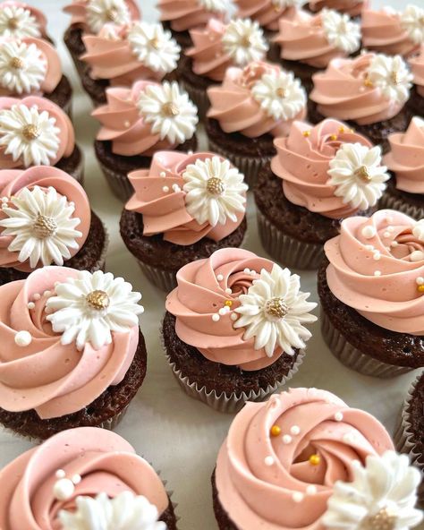 Pretty Decorated Cupcakes, Simple Elegant Cupcake Designs, Mini Cakes With Cupcakes, Cupcakes For 50th Birthday For Women, Sweet Sixteen Cupcakes Ideas, Simple Cupcake Designs Birthday, 60th Cupcakes For Ladies, Cup Cake Designs For A Girl, Mini Floral Cupcakes