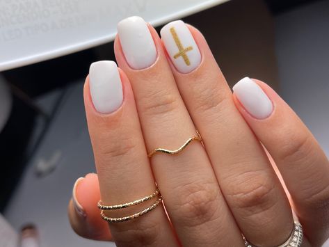 Cute Christian Acrylic Nails, White Nails Cross Design, Short Nails Cross Design, White Nails With Gold Cross, Cute Confirmation Nails, Cross Designs Nails, Confirmation Nails Short, Cute Simple Nails Short Square, Nail Ideas For Confirmation