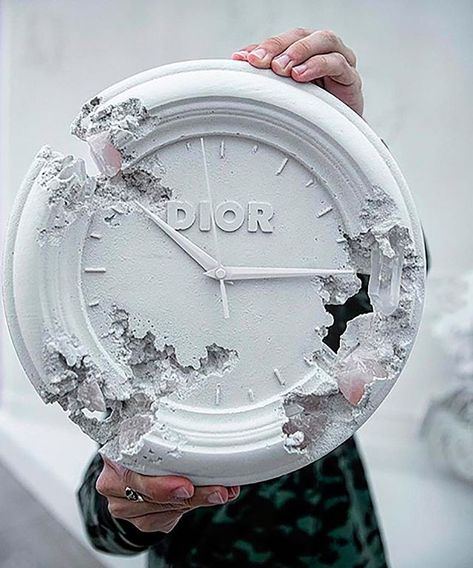 "The Clock" - Sculpture of New York-based artist Daniel Arsham @danielarsham who explores the fields of fine art, architecture, performance, design, and film.⁣ ⁣ The sculpture is based on the original that was found in Christian Dior’s Atelier in Paris.⁣ ⁣ This work deals with the understanding of time in a brilliant, intriguing way...⁣ ⁣ #curator #spotlightonartists #artistic_share #sharingart #artistic_nation #expressive #proartists #artcurator #creative_instaarts #dailyarts #contemporaryartcu Daniel Arsham, Growth And Decay, Jewelry Store Design, Concrete Art, Art Curator, Creative Furniture, Art Architecture, Sculpture Installation, Apartment Interior Design