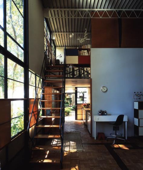 Eames_residence/studio_1949_Photo: Julius Shulman Eames Kitchen, Inception Eames, Eames Architecture, Eames Interior, Eames Inception, Eames Sofa, Eames Bird, Eames Elephant, Eames Dining